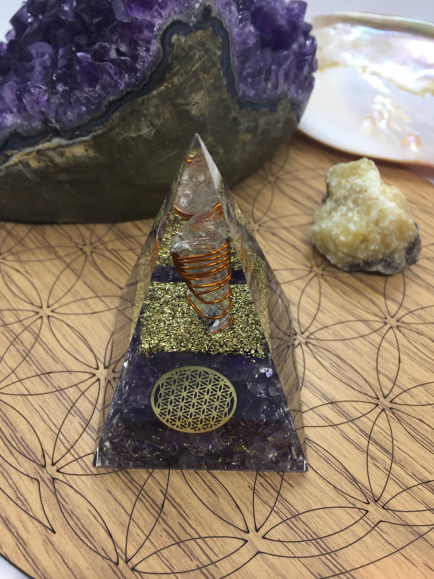 Pyramide orgonite améthyste /cristal de roche
